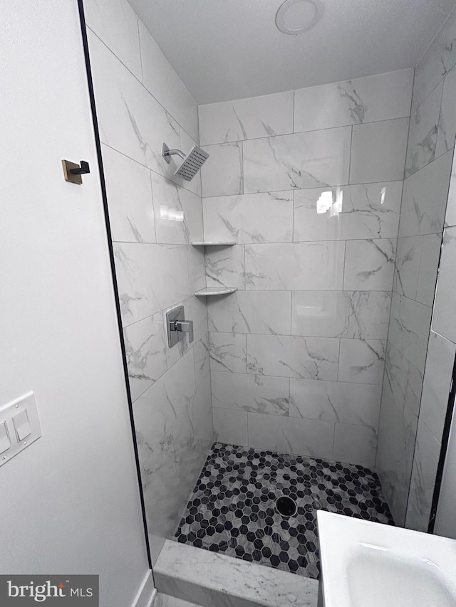 bathroom featuring tiled shower