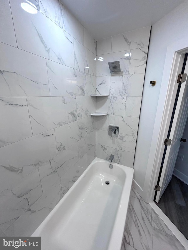 bathroom featuring tiled shower / bath