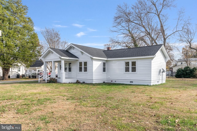 view of front of property featuring a front lawn