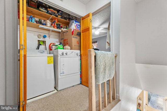 washroom featuring ceiling fan, washing machine and dryer, and a textured ceiling