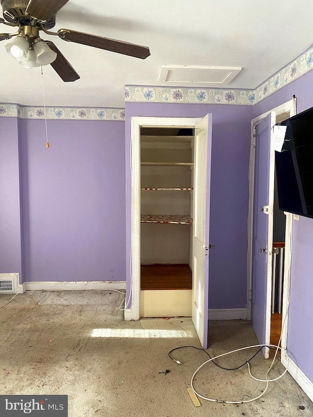 unfurnished bedroom with ceiling fan and a closet