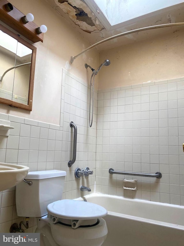 bathroom featuring tile walls and tiled shower / bath