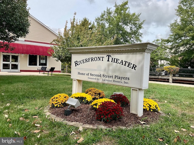 community sign with a lawn