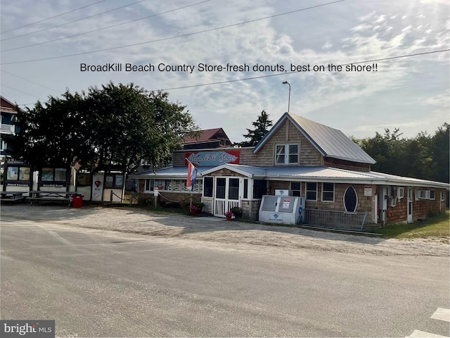 view of front of property featuring covered porch