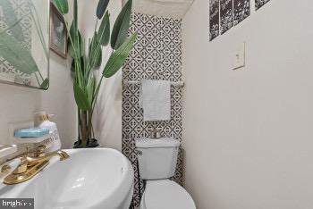 bathroom featuring toilet and sink