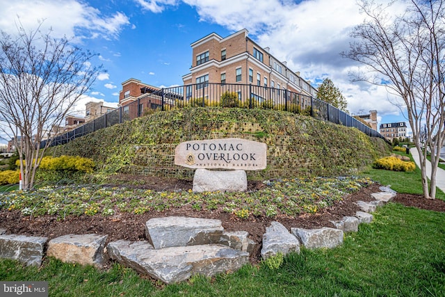 view of community / neighborhood sign