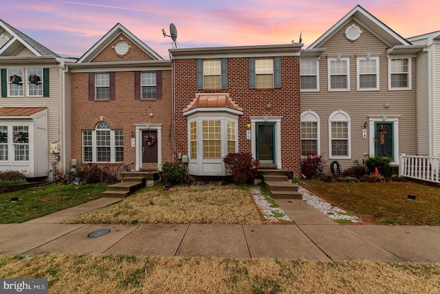 townhome / multi-family property featuring a lawn