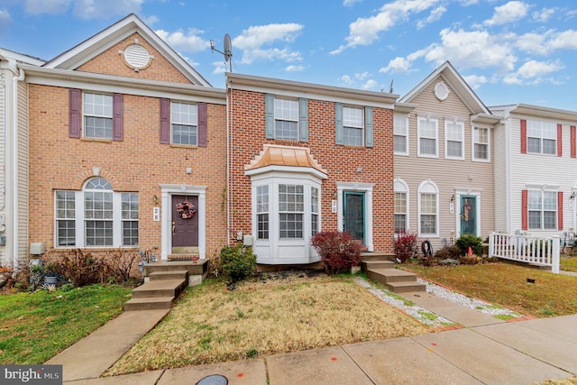 multi unit property featuring a front yard