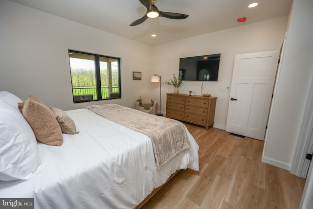 bedroom featuring light wood-style floors, recessed lighting, baseboards, and a ceiling fan