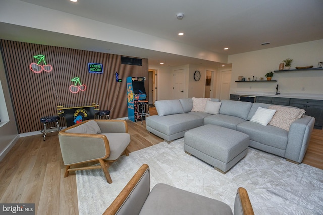 living area featuring light wood finished floors, recessed lighting, and baseboards