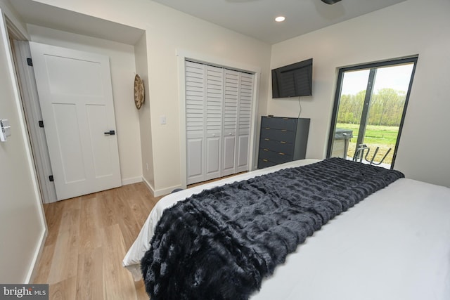 bedroom with access to outside, light wood-type flooring, a closet, recessed lighting, and baseboards