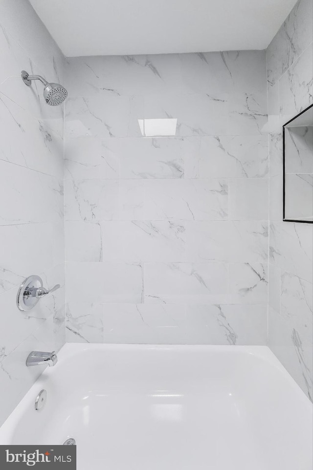 bathroom with tiled shower / bath