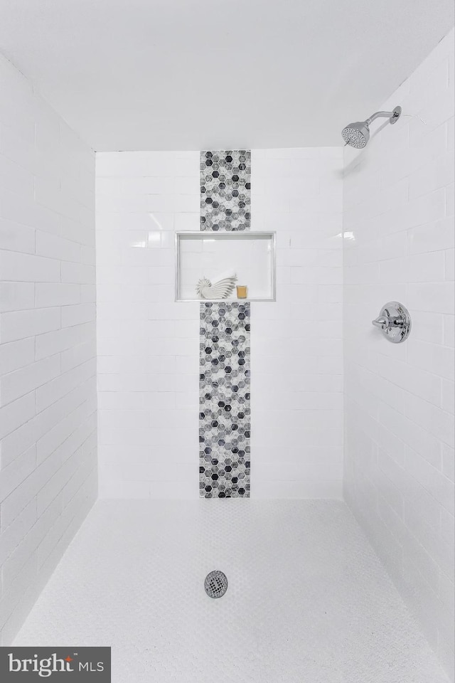 bathroom featuring tiled shower