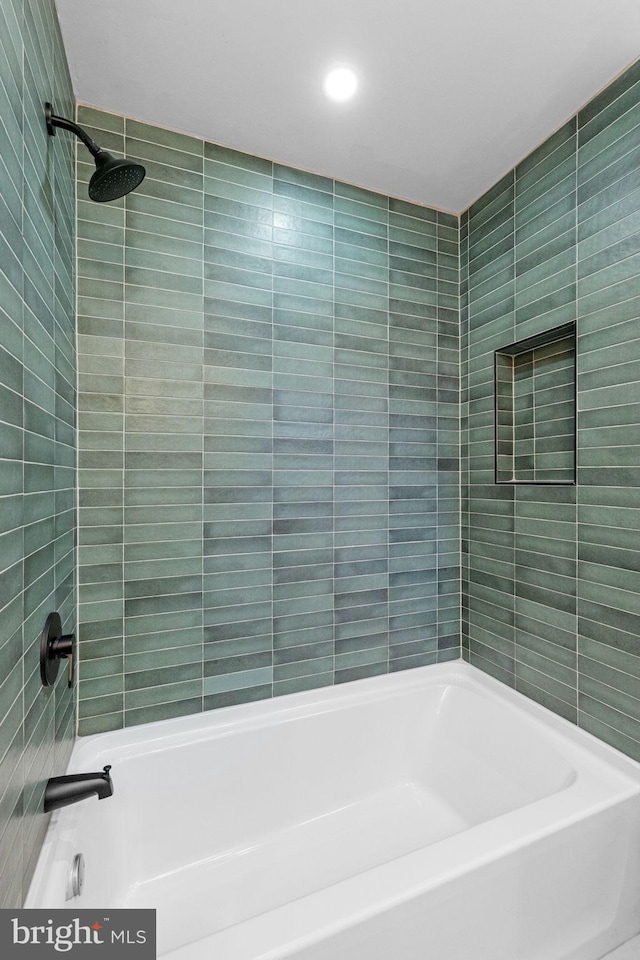 bathroom with tiled shower / bath combo