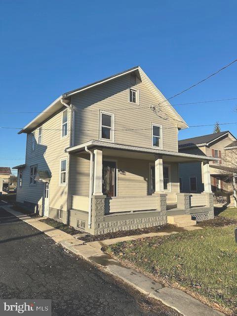 view of front of property featuring a porch