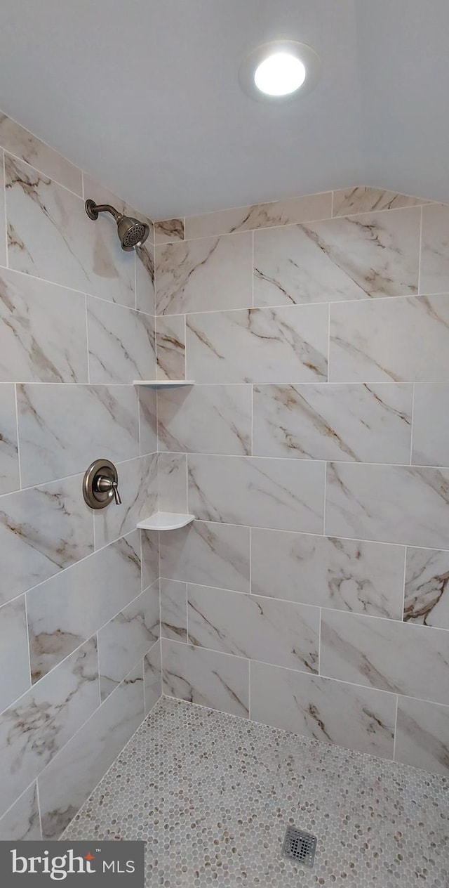 bathroom featuring tiled shower