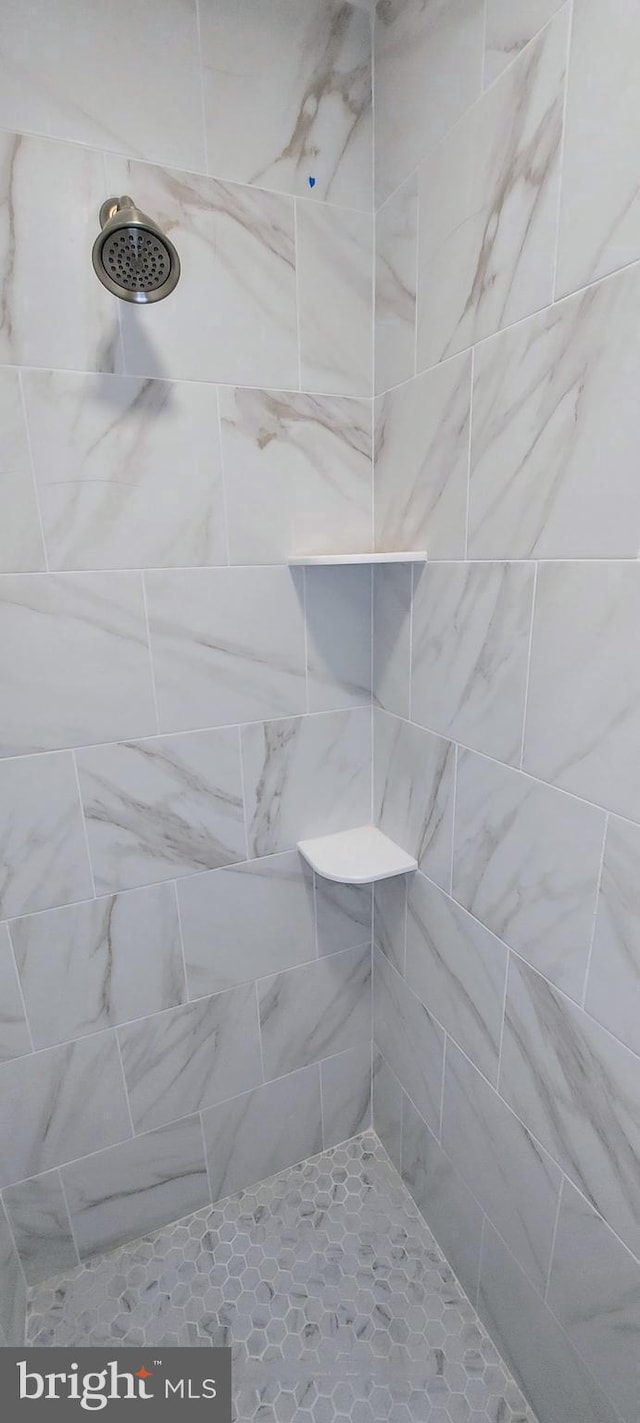 bathroom featuring a tile shower