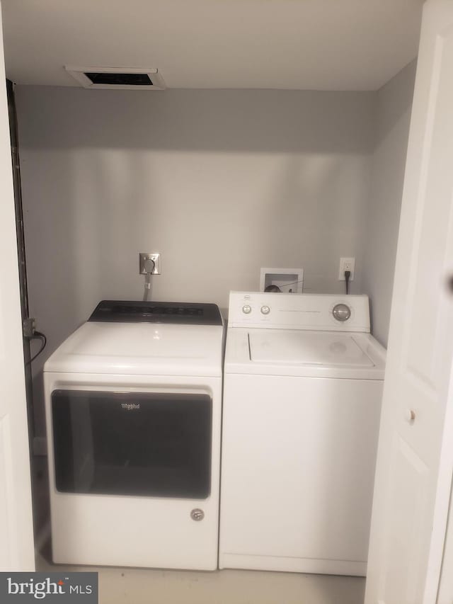 washroom featuring washing machine and dryer