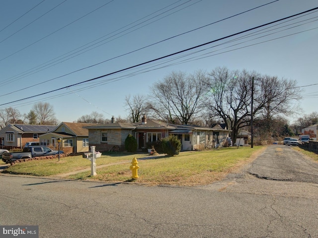 ranch-style house featuring a front lawn