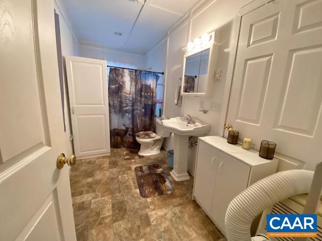 bathroom featuring sink and toilet