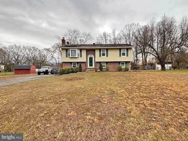 split foyer home with a front yard