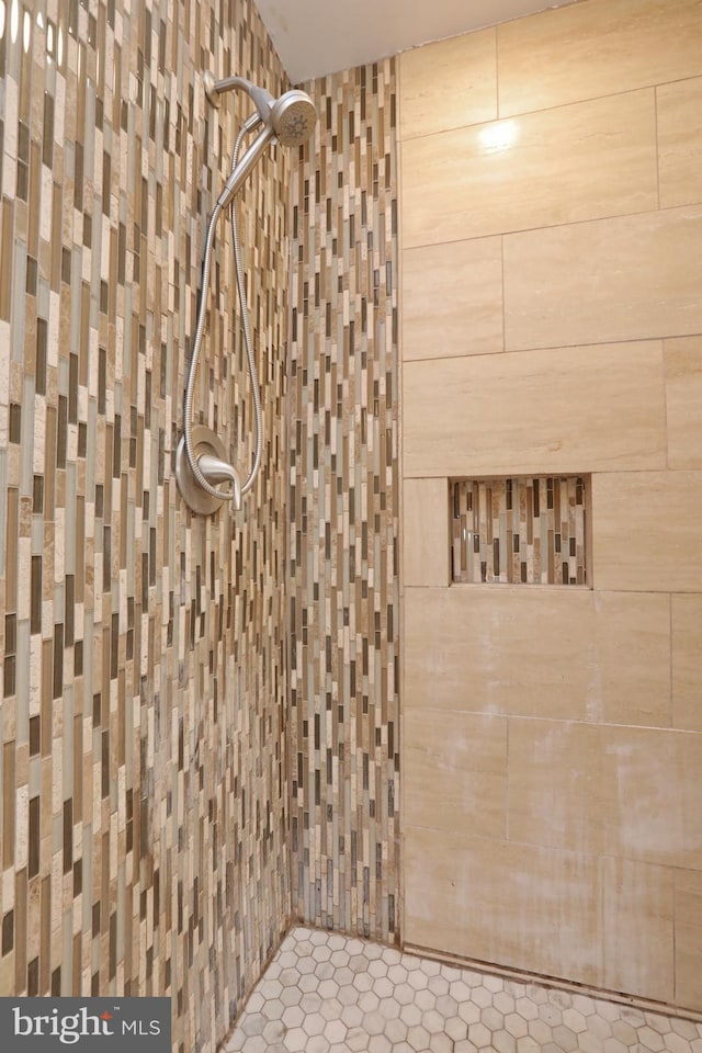 bathroom featuring tiled shower