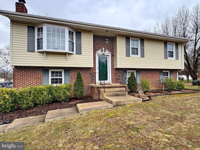 bi-level home featuring a front lawn