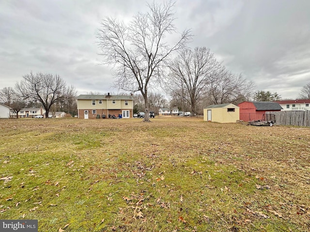 view of yard featuring an outbuilding