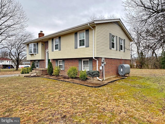 split foyer home with a front yard