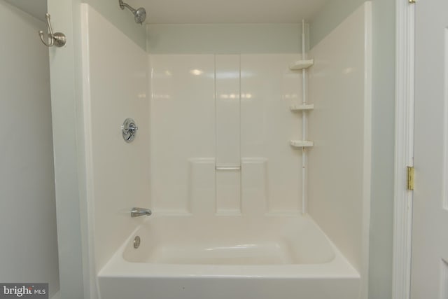 bathroom with tub / shower combination