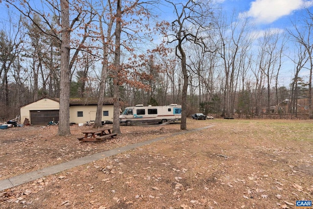 view of yard featuring an outbuilding and a garage