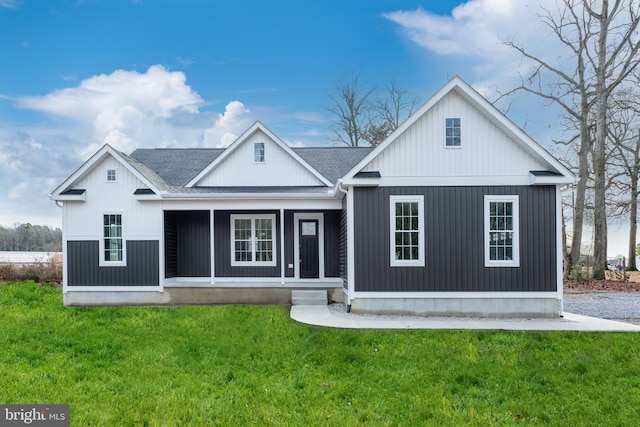 view of front of property featuring a front yard