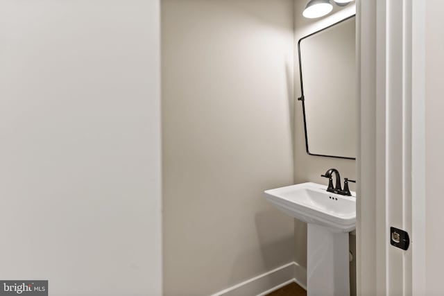 bathroom featuring sink