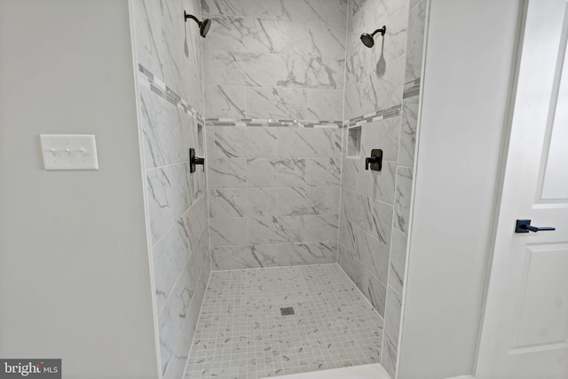 bathroom featuring a tile shower