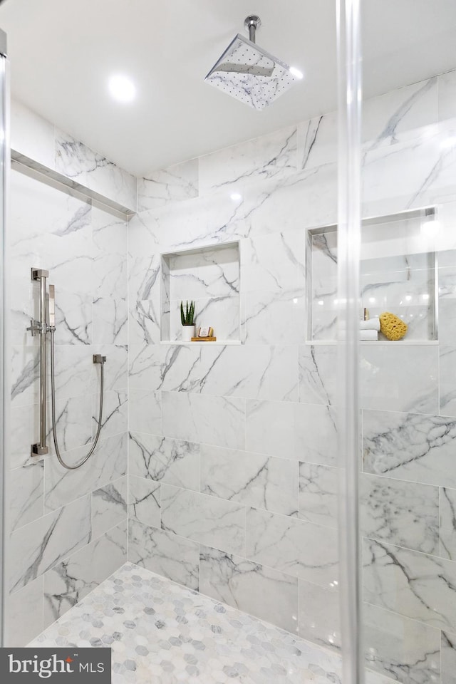 bathroom featuring a tile shower