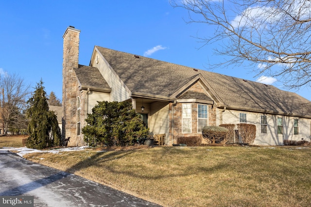 view of front of home featuring a front yard