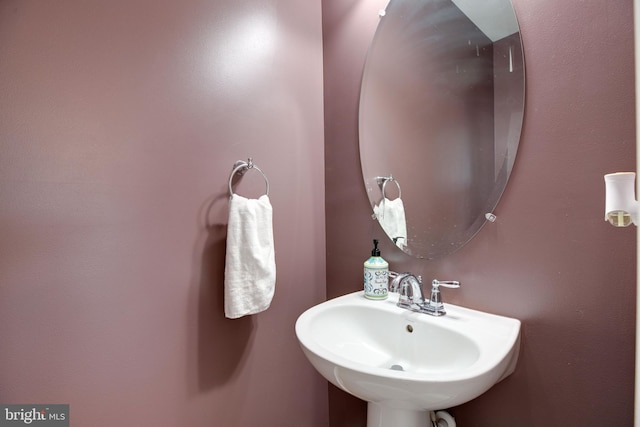 bathroom featuring sink