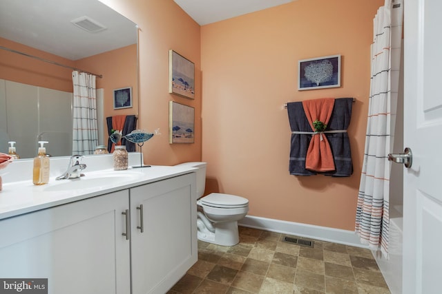 full bathroom featuring shower / tub combo with curtain, vanity, and toilet