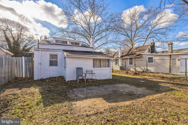 back of house featuring a yard