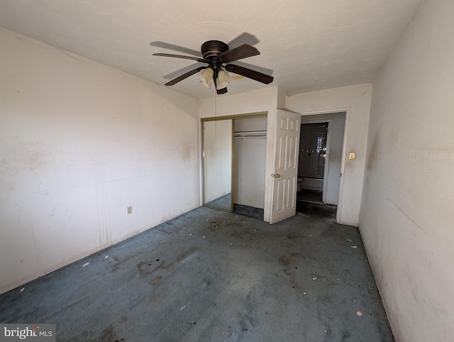 unfurnished bedroom featuring ceiling fan and a closet