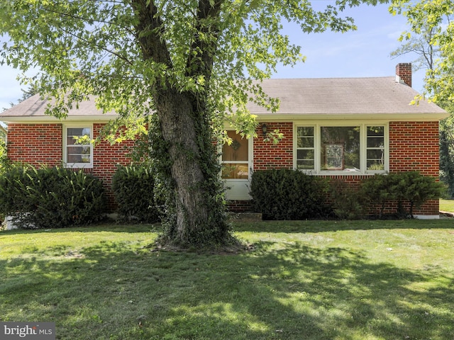 view of front of house featuring a front yard