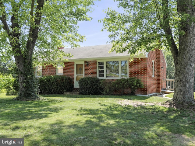 single story home featuring a front yard