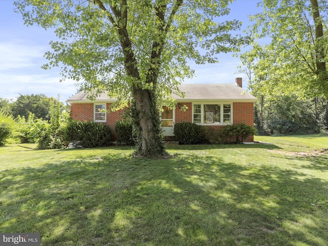 ranch-style house featuring a front lawn