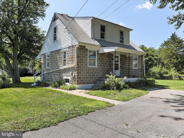 view of front facade with a front yard