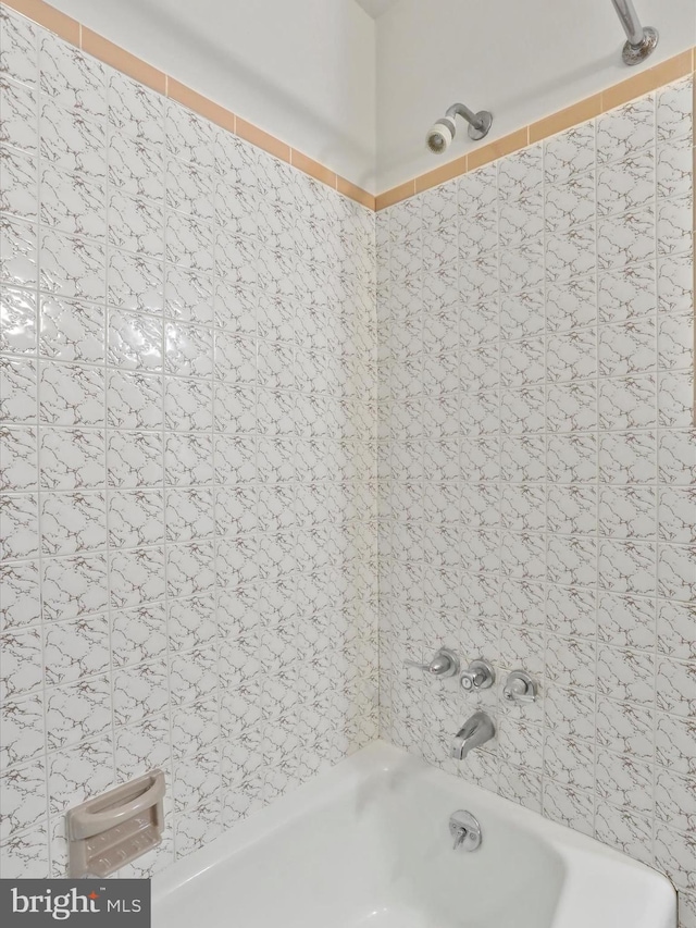 bathroom with tiled shower / bath