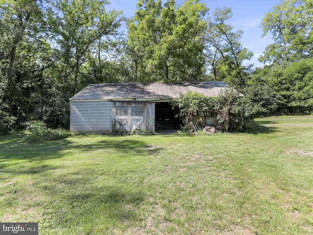 view of yard featuring an outbuilding