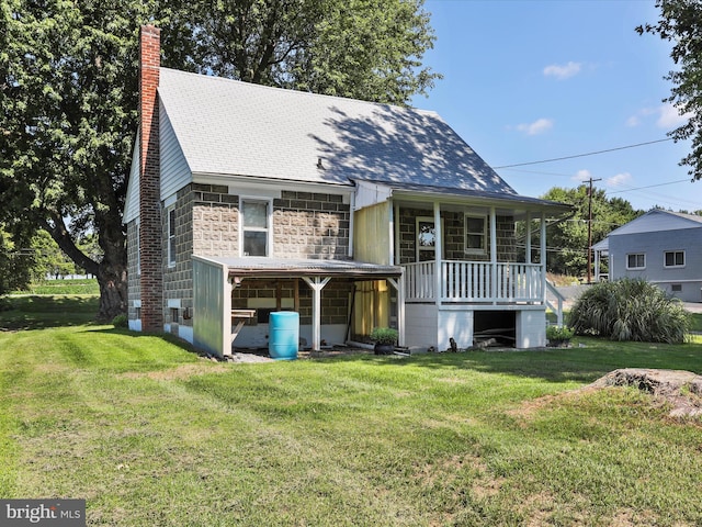 view of front facade featuring a front lawn and a porch