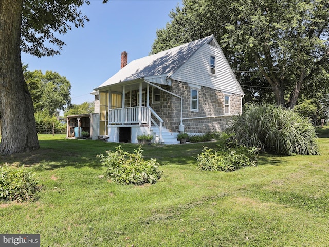 view of front of property featuring a front yard