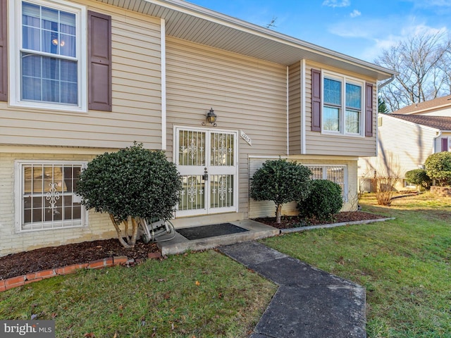 exterior space featuring a front yard