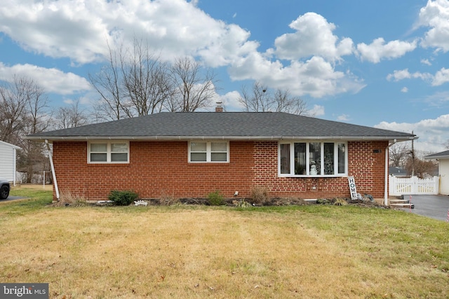 view of front facade featuring a front yard